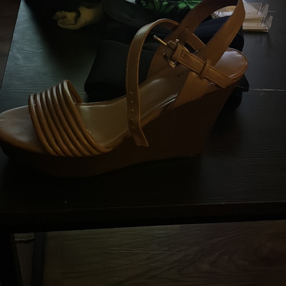 A pair of light brown wedges size 81/2. Perfect fitting strap around the ankle. - Picture 5 of 10